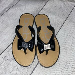 Bebe girls flip flops w/Bebe logo straps like new never worn girls sz 13